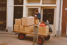 863241 Afbeelding van de verhuizing van de inventaris van Buurtwinkel Wijk C op de Willemstraat 27-29 naar het nieuwe ...